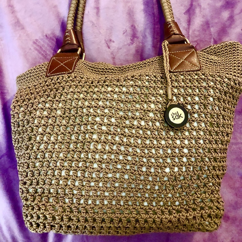 THE SAK medium sized bag in great condition. Brownish tan colored w/ gold💙FINAL